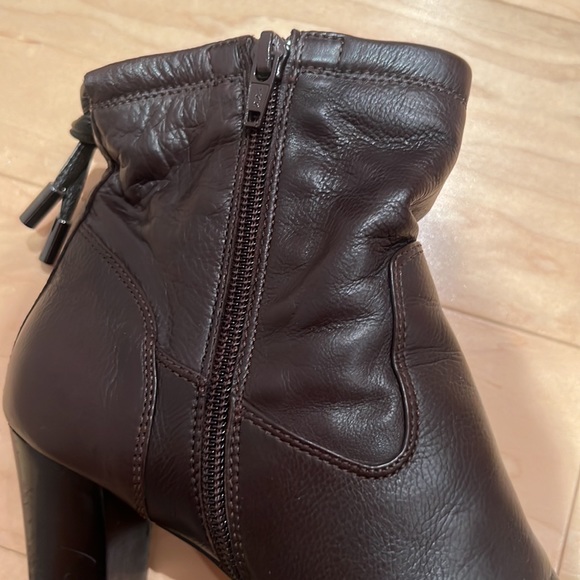 Brown Leather Heeled Boots - Picture 4 of 9